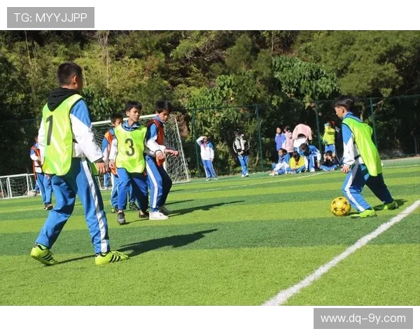 足球赛场撩头发瞬间引爆全场激情与青春风采魅力画面成焦点热议时刻