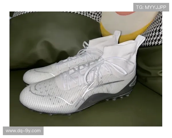 钉鞋足球性能全面测评 揭秘各大品牌鞋款优势与适用场地